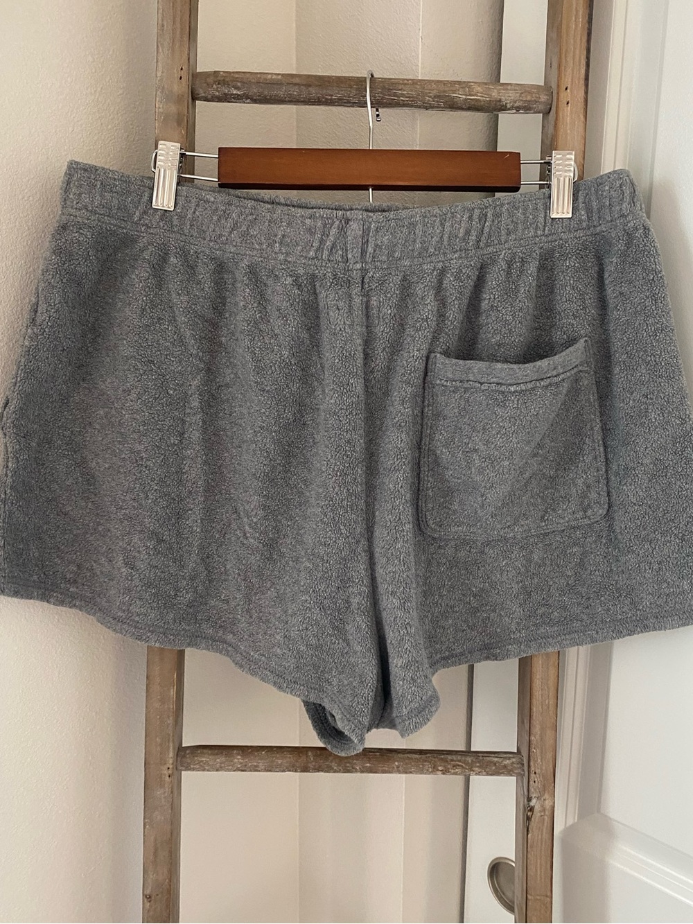 American Eagle - Reverse Fleece Shorts - Color: GREY - Size XL - Picture 4 of 6